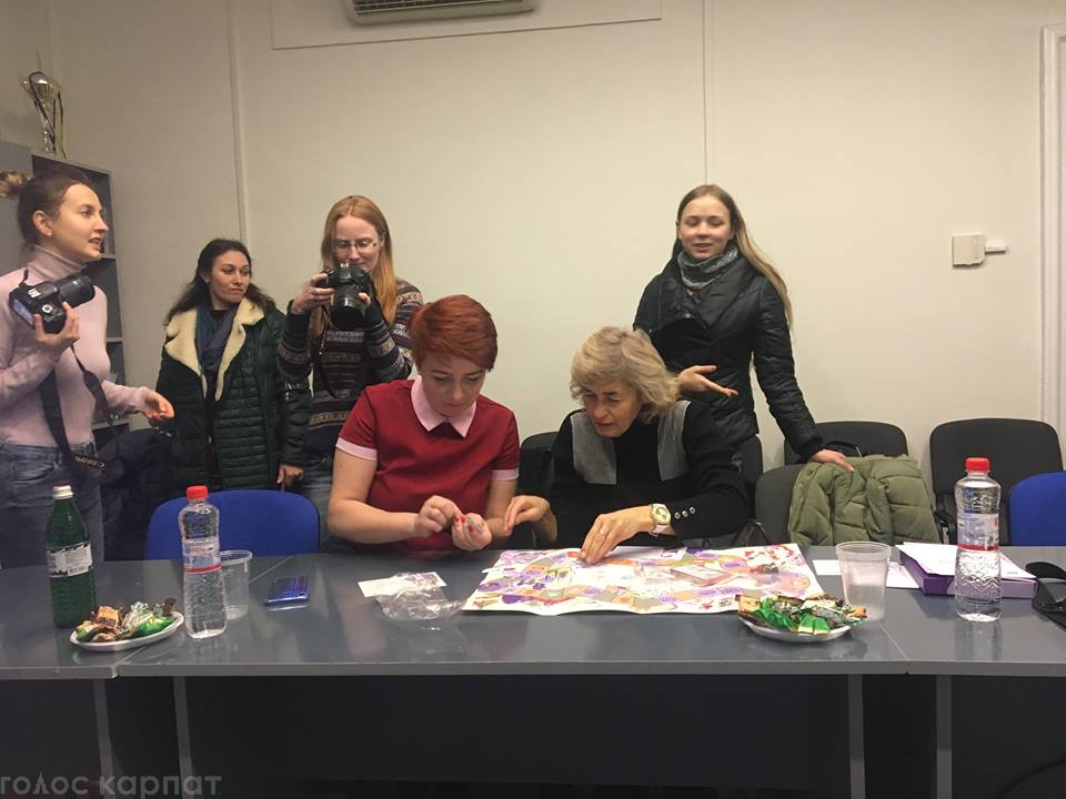 В Ужгородському прес-клубі провели соціальну гру «Бути жінкою». 