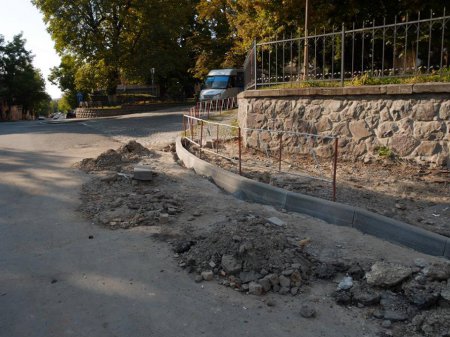 У міськраді повідомили мешканцям міста новину щодо ремонту вулиці Підгірної, який триває вже декілька тижнів та паралізував центр міста.