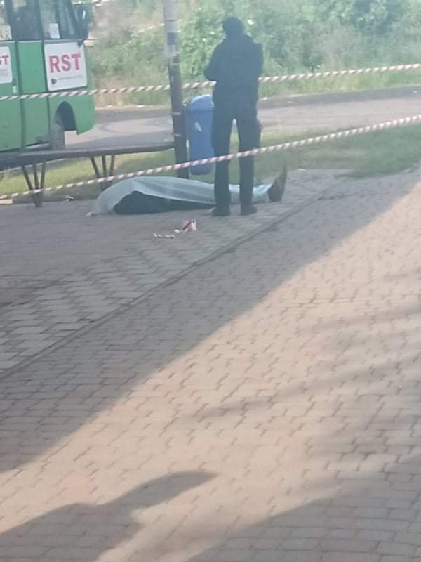 Тело обнаружили сегодня, 3 июня, на остановке города Ужгород.
