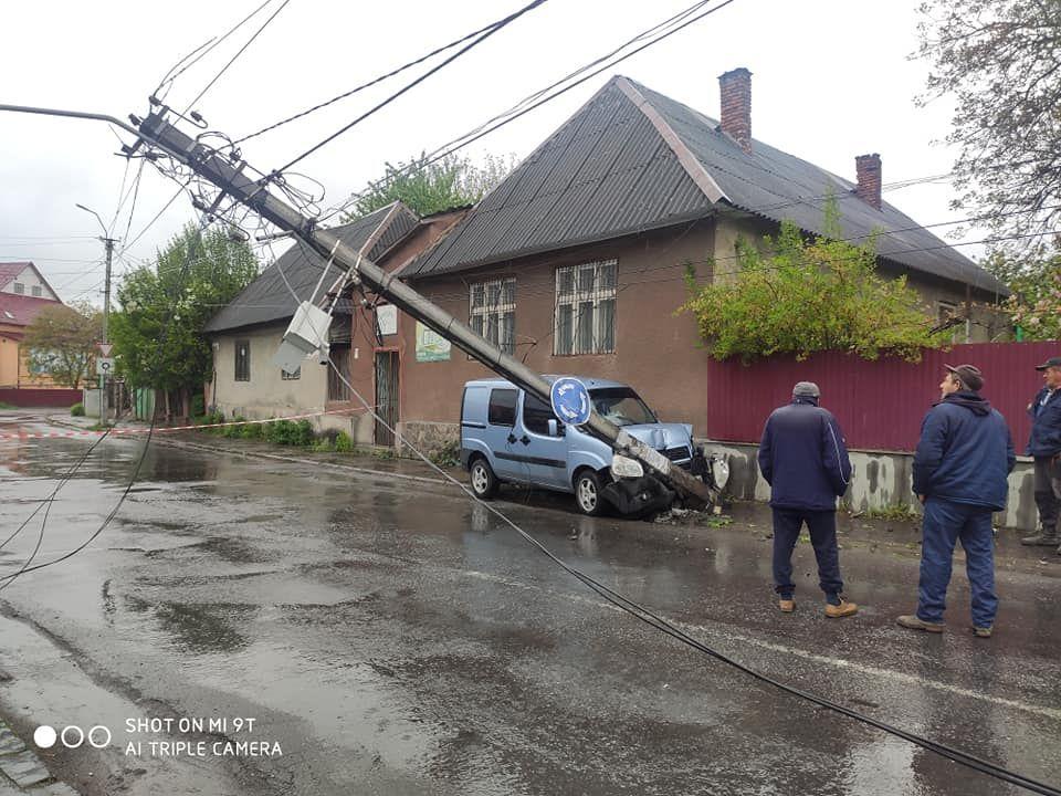 В Тячеве дорожно-транспортное происшествие, сообщил в соцсети Фейсбук Адриан Проданец.