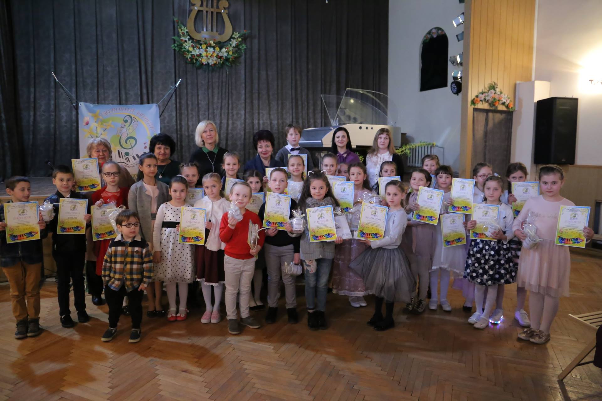 У Мукачеві назвали переможців відкритого міського конкурсу юних піаністів “Золотий дощик” (ФОТО)