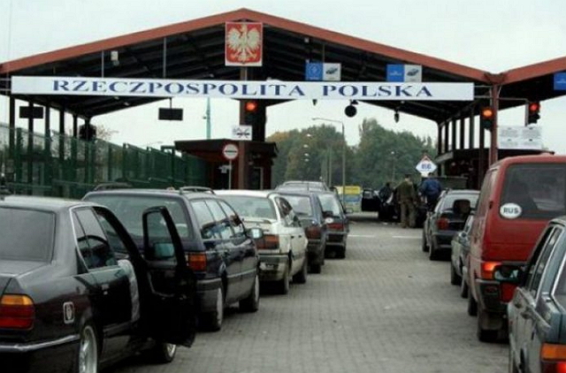 Сьогодні польська сторона призупинила митне оформлення автомобілів на кордоні з Україною.