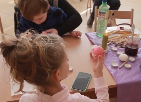 В Ужгороде Скансен для детей организовали мастер-класс по изготовлению пасхальных яиц (ВИДЕО)