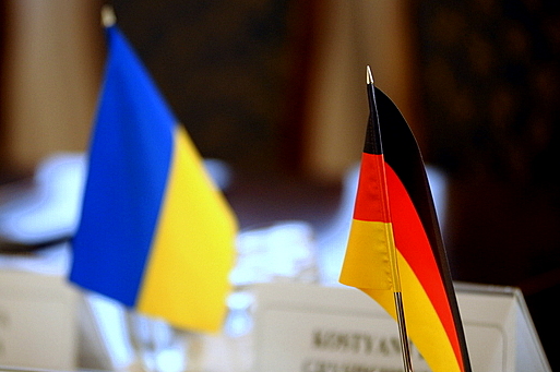 Німеччина скасувала з 1 листопада 2014 року оплату за оформлення національних довгострокових віз для українців із з метою працевлаштування, навчання, возз’єднання сім’ї тощо.
