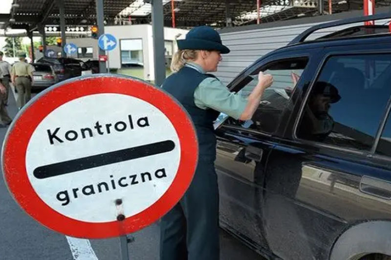 Заборона починає діяти 17 вересня: Польща заборонила в’їзд деяких автомобілів