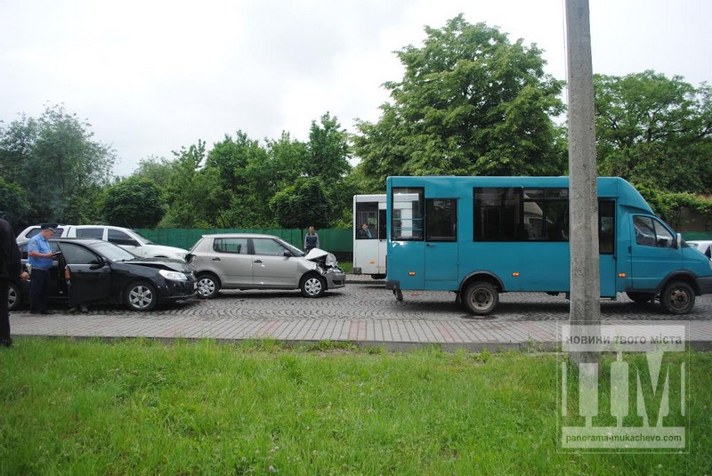 Сегодня около 11:00 на улице Василия Стуса в Мукачево произошло дорожно-транспортное происшествие с участием 4-ех автомобилей.
