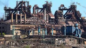 В блокированном Мариуполе российские военные второй день штурмовали завод «Азовсталь», в застенках которого находятся украинские защитники и мирные жители, которые еще не эвакуированы.