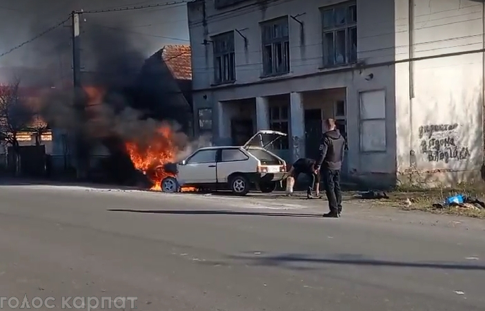 У центрі Чинадієва на Мукачівщині палає автівка. 