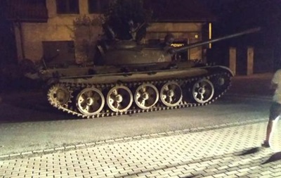 У місті Паєнчно Лодзинського воєводства поліція заарештувала чоловіка, який їздив вулицями на викраденому радянському танку Т-55.
