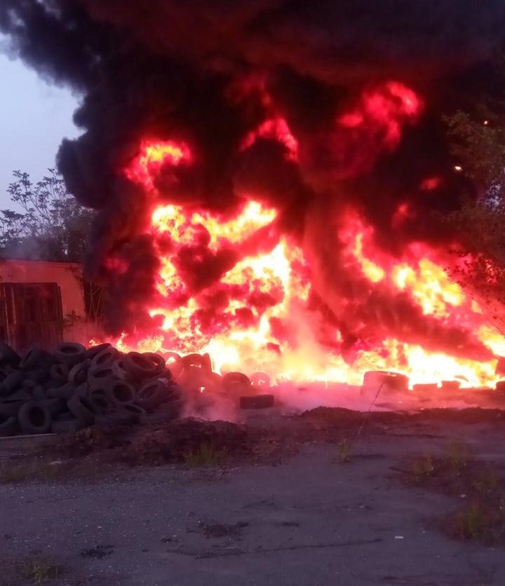 В Ужгороді на відкритій території горять автомобільні шини.