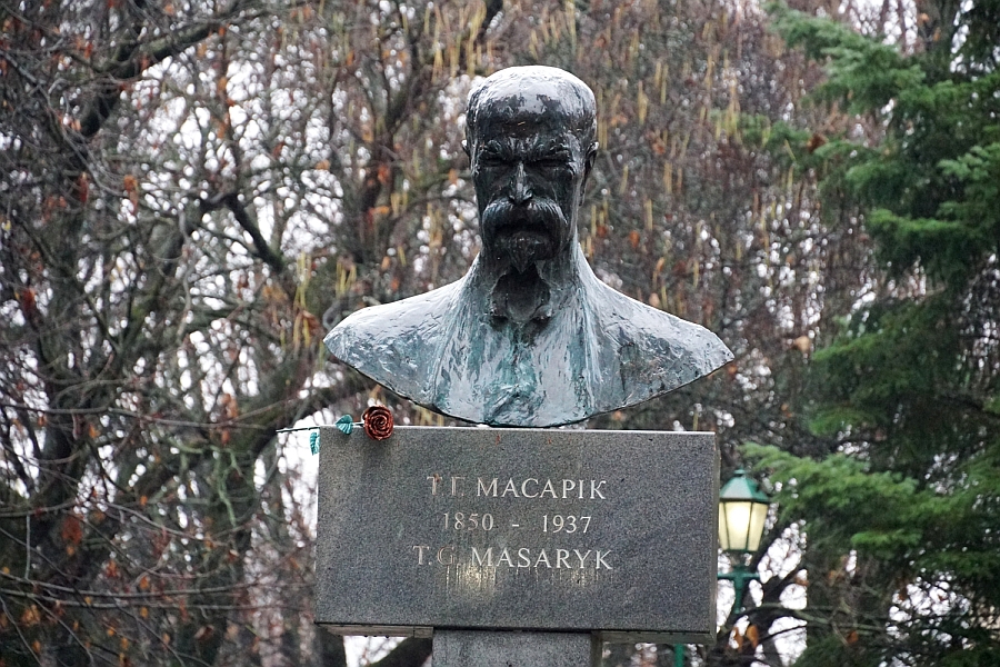 З нагоди 30-ї річниці Оксамитової революції сьогодні в Ужгороді відбулося покладання квітів до пам’ятників Мілану Штефанику, засновнику Чехословацької республіки, й Томашу Масарику, першому Президенту