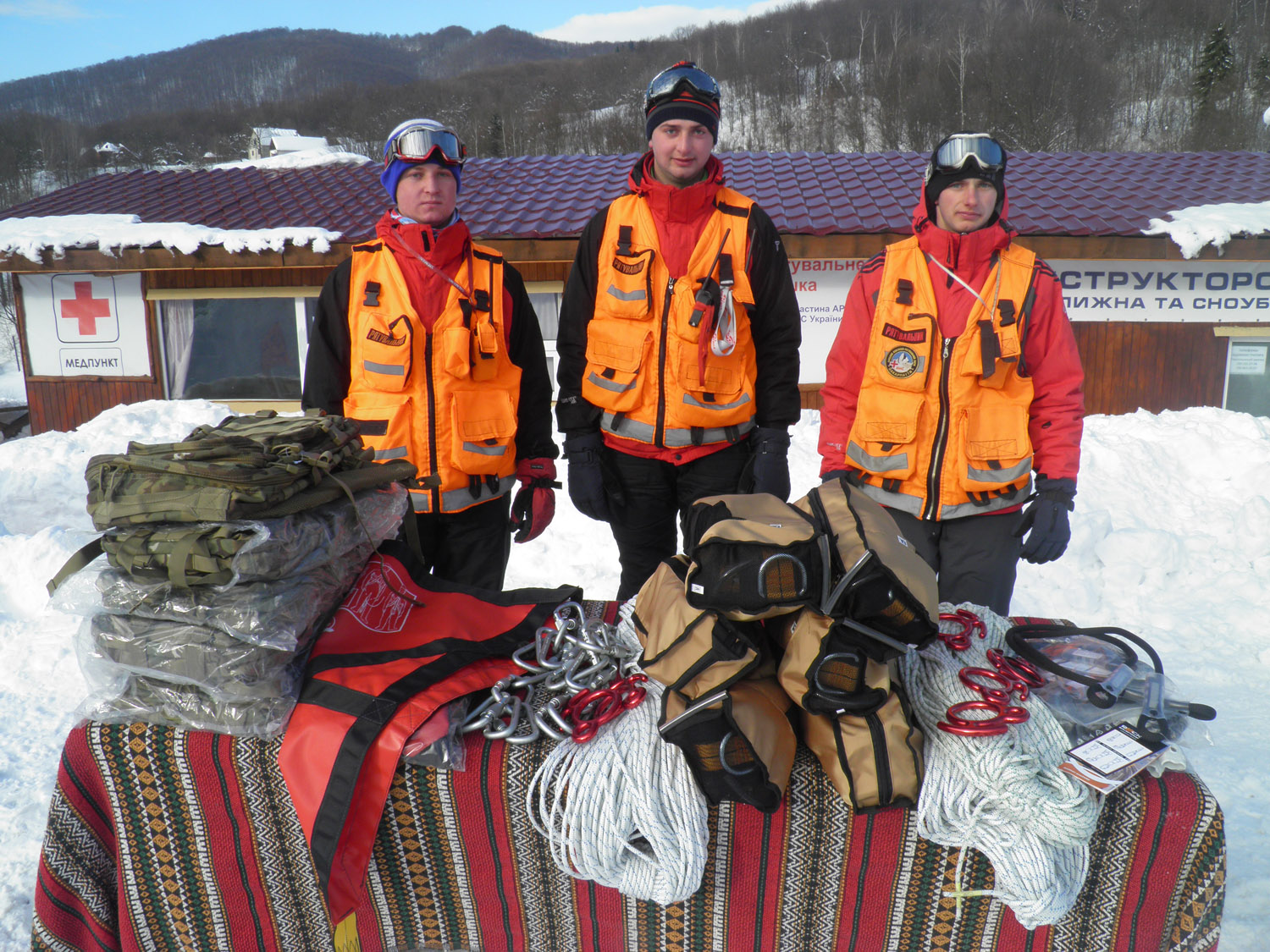 Рятувальники гірського-пошуково-рятувального відділення с. Вишка отримали спонсорську допомогу - нове сучасне рятувальне спорядження.