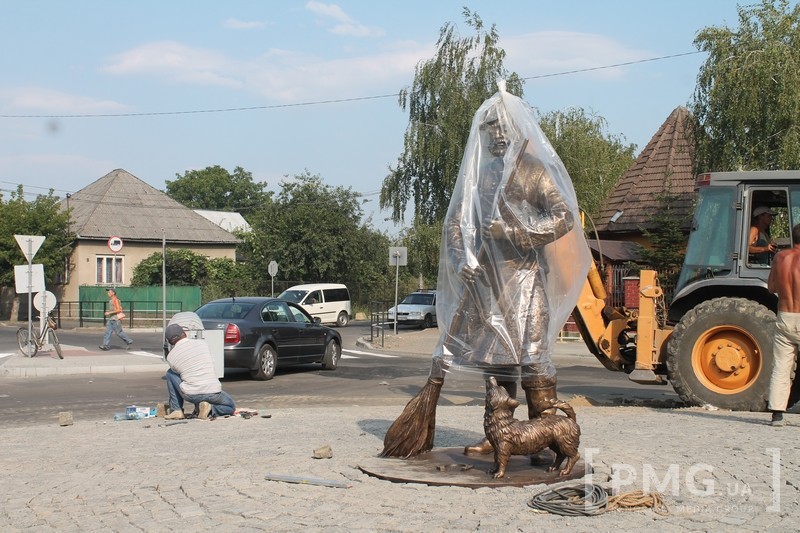 Сьогодні на перехресті вулиць Івана Франка і Михайла Токаря у Мукачеві встановили пам’ятник рому, який підмітає вулиці.