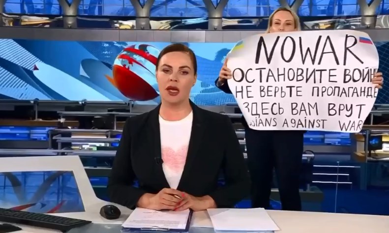 В прямому ефірі телеканалу Росії з’явилася дівчина з антивоєнним плакатом (ВІДЕО)
