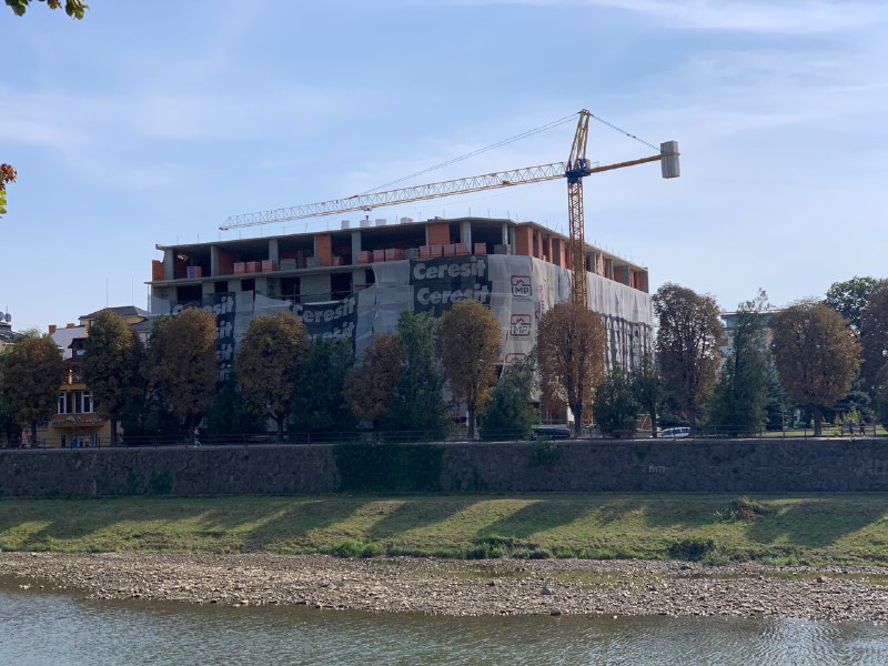 Нещасний випадок стався на будівництві багатоповерхівки на набережній Незалежності в Ужгороді.