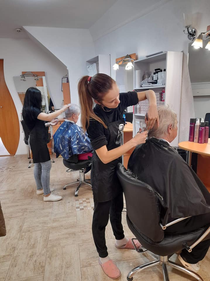 В одном из салонов Виноградовские парикмахеры провели акцию для пенсионеров.