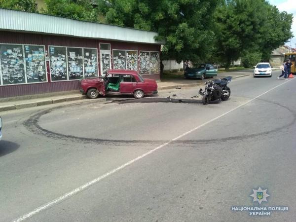 Сьогодні, 19 червня, в Ужгороді на вулиці Гагаріна, навпроти зупинки, трапилася дорожньо-транспортна пригода, у результаті якої до лікарні потрапив 38-річний ужгородець.

