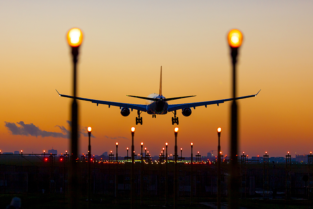 Это будет означать, что в этом году авиакомпании смогут приземляться в аэропорту Ужгорода с использованием устройств «воздух-воздух».