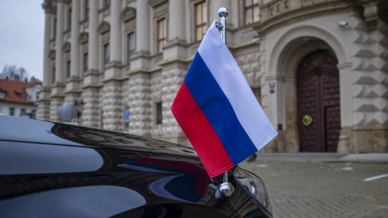 Між Росією та Чехією вибухнув гучний шпигунський скандал, що супроводжується взаємною висилкою дипломатів, нагадує про отруєння 