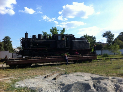 У м.Гайворон (Кіровоградщина) на залізничну платформу завантажили паровоз ГР-280 для подальшого транспортування на Закарпаття.