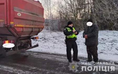 Шестилетняя девочка скончалась от полученных травм. Водитель мусоровоза задержан.
В городе Нежин Черниговской области мусоровоз застрелил шестилетнюю девочку.