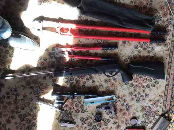 Пистолет «Вальтер», винтовка с оптическим прицелом и патроны обнаружили сотрудники полиции во время обыска в доме 45-летнего жителя Ужгорода. По данному факту продолжается досудебное расследование.