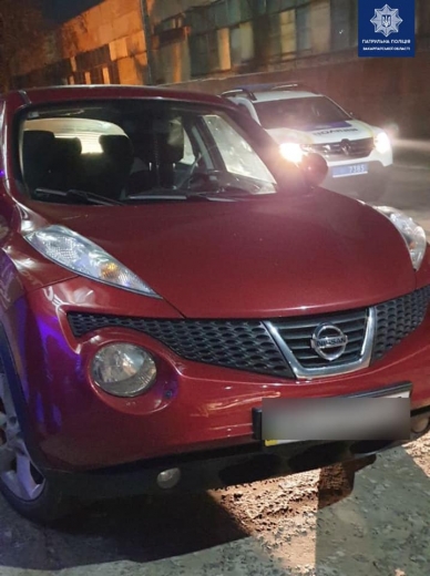 Пьяный водитель за рулем чужой машины был обнаружен патрульными в Ужгороде.