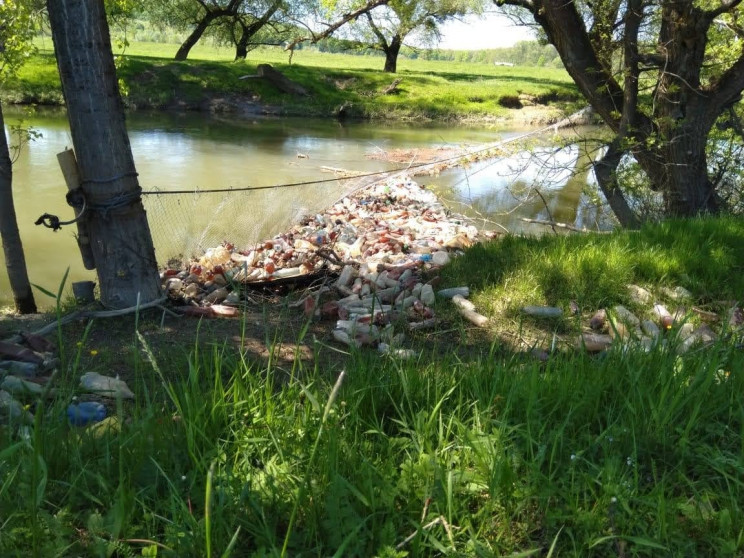 На Берегівщині в руслі річки виявили аж десять сміттєвих заторів. Відтак у природоохоронній зоні урочища 