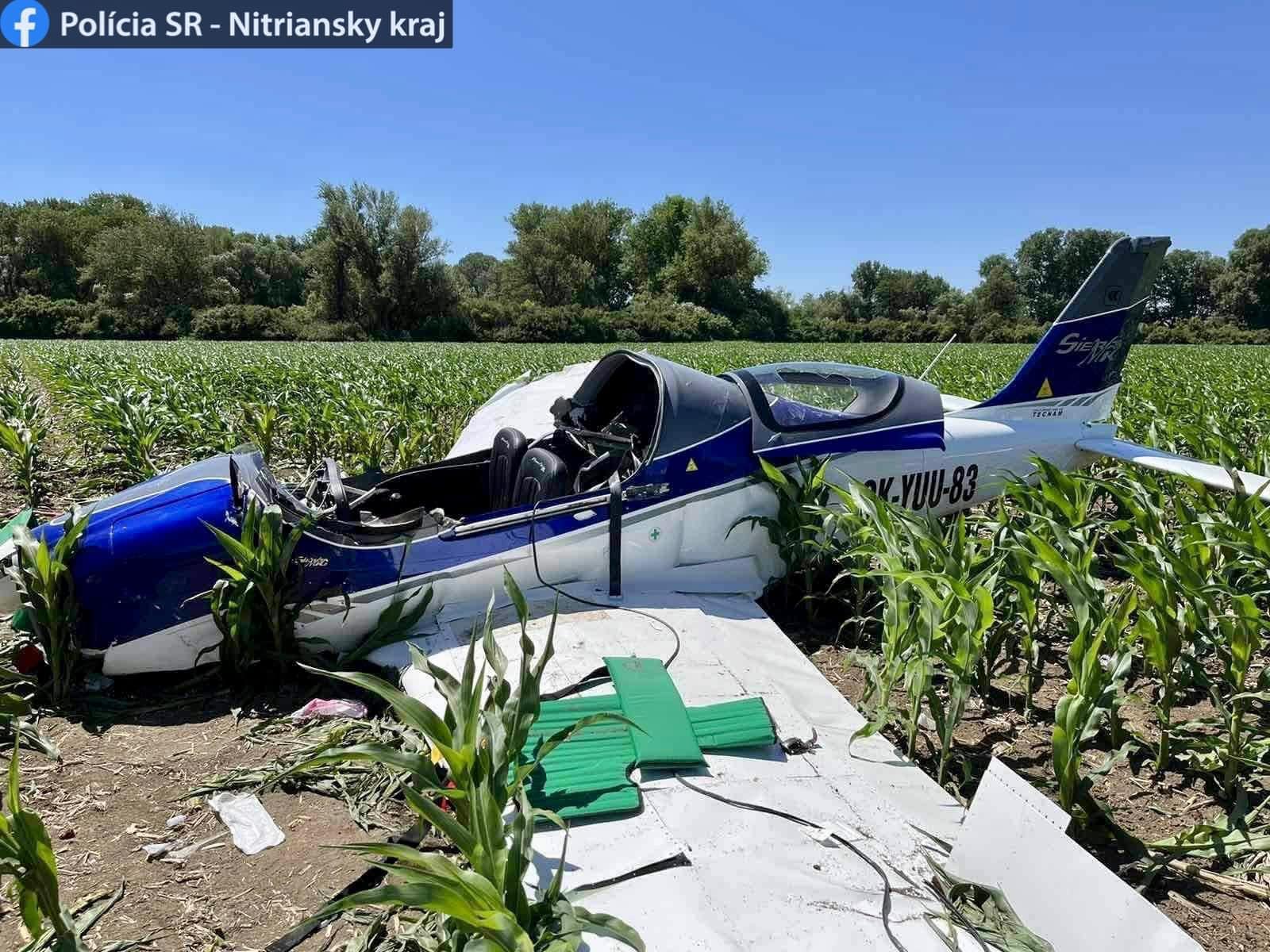Вчора близько 11.20 ранку, всі рятувальні команди були відправлені на місце падіння малого спортивного літака, який впав на кукурудзяне поле в Комарно.