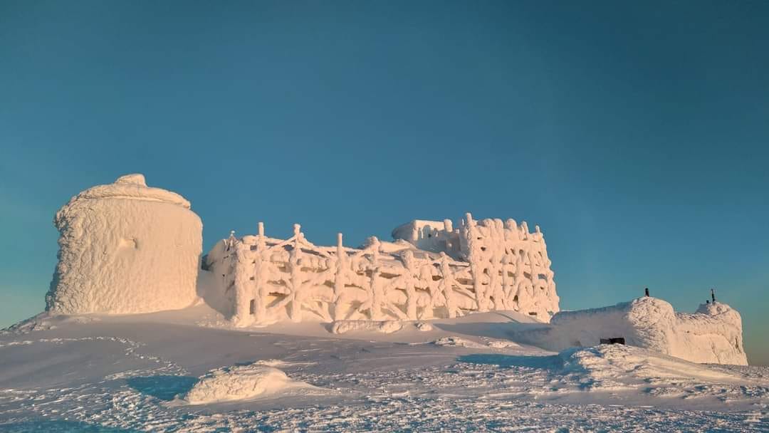 Обсерватория на горе Пип Ивана превратилась в снежную крепость.