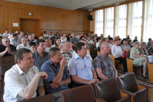 У великому залі Берегівської районної ради зібрали сільських голів та районних депутатів, аби обговорити нюанси майбутньої адміністративно-територіальної реформи, нещодавно запропонованої урядом.