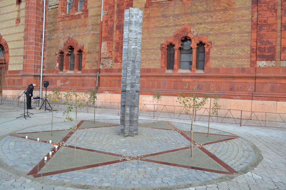 Сьогодні, 9-го жовтня в Ужгороді біля будівлі Закарпатської обласної філармонії урочисто відкрили пам’ятний знак жертвам Голокосту.