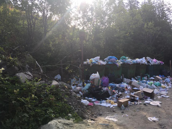 Туристи вражені сміттям біля найвищої гори України.

