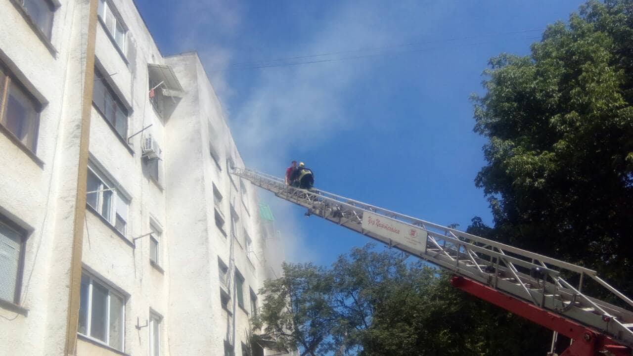 7 серпня об 11:50 до ужгородських вогнеборців надійшло повідомлення про пожежу на вул. Можайського. Об’єктом пожежі  стала квартира на другому поверсі п’ятиповерхового житлового будинку. 