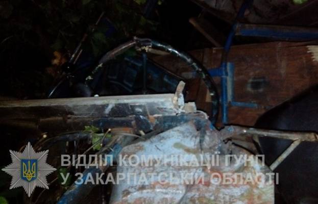 На Міжгірщині саморобне авто із львівськими молодятами скотилося з гори Гемби 