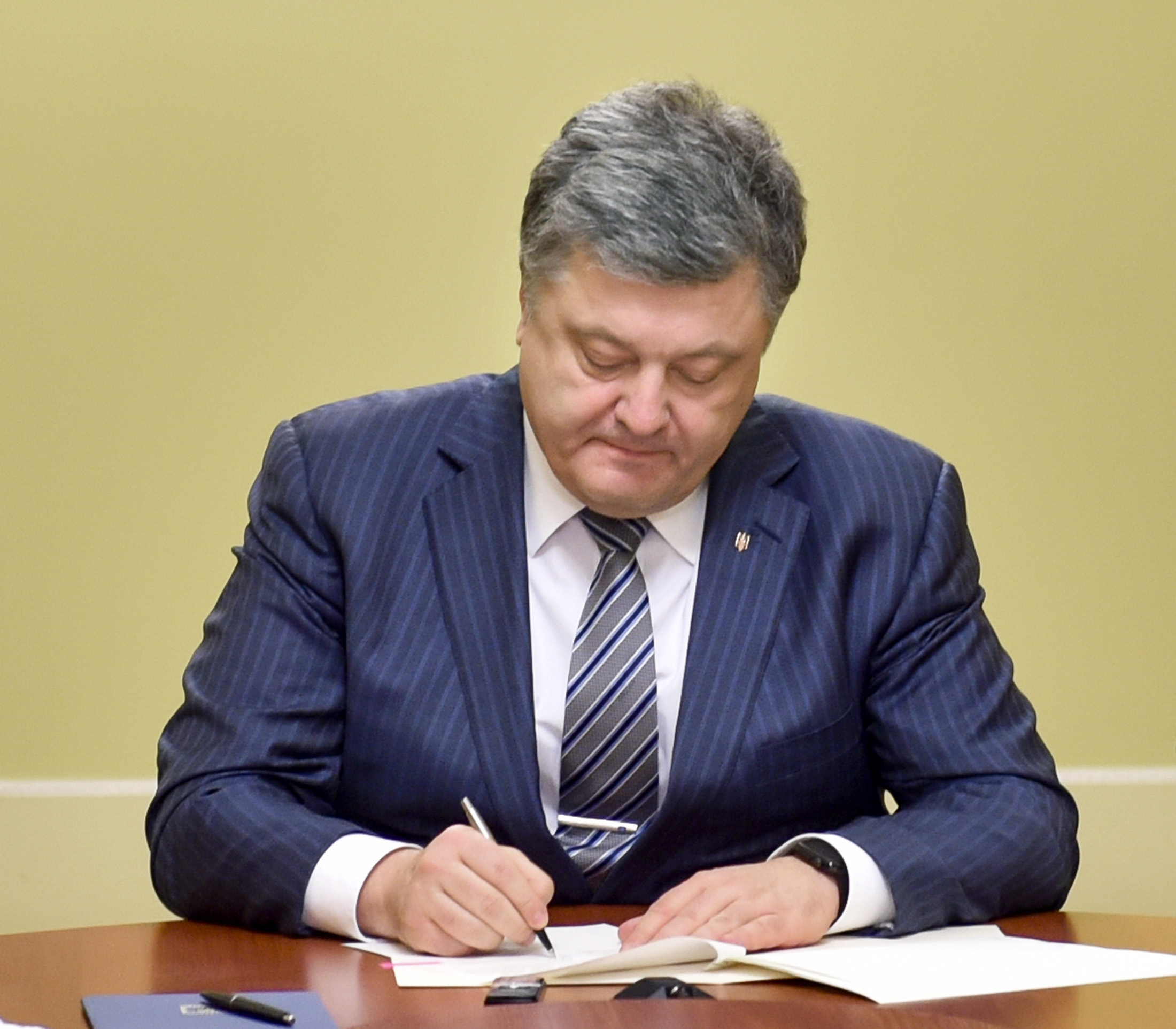 Порошенко підписав «безвізовий» Закон щодо особливостей подання декларацій про доходи та витрати / ВІДЕО