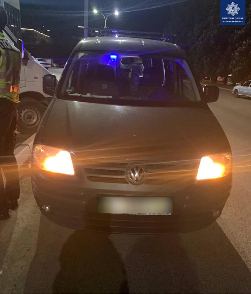Это произошло ночью на Славянской набережной. Около 22:00 инспекторы остановили автомобиль Volkswagen за нарушение правил дорожного движения.
