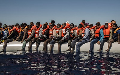 Берегова охорона Італії повідомила про порятунок в суботу, 22 жовтня, більше однієї тисячі мігрантів, які зазнали лиха в Середземному морі. Біженці намагалися дістатися з Африки до берегів Європи.
