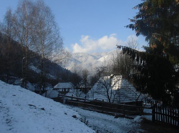 Вершины украинских Карпат покрылись первым снегом. А местные жители, несмотря на финиш сезона отпусков, всегда готовы принимать у себя гостей.
