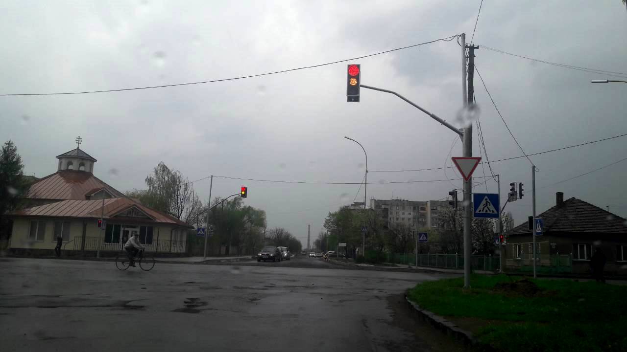 Світлофор на перехресті вулиць Минайської-Олександра Можайського встановили у рамках капітального ремонту, що тут проходить. 