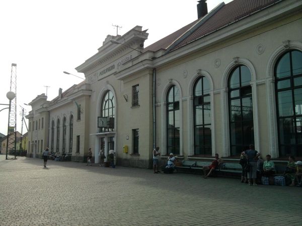 У мережі місцеві видання повідомили про те, що у Мукачеві надійшло повідомлення про можливе замінування залізничного вокзалу.
