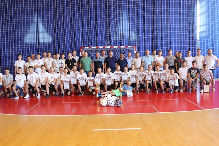Юним спортсменам презентували також новий комплект футбольної форми та літньої екіпіровки для команд Зінедін, які беруть участь у ДЮФЛ України, інформує прес-служба райради.