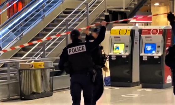 На вокзалі Парижа невідомий напав на перехожих із ножем: багато постраждалих.

