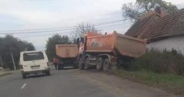 ДТП у Берегові: вантажівка опиналася у кюветі (ВІДЕО)