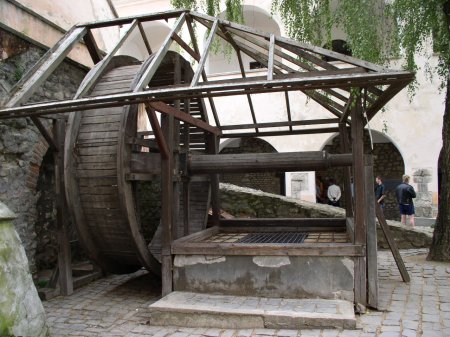 Глубочайший колодец Закарпатья находится в городе Мукачево, на территории замка 