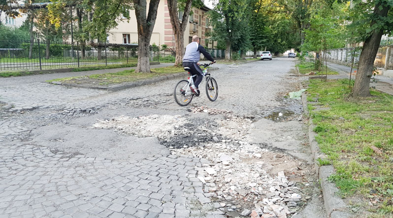 Після дощів на деяких ужгородських вулицях ні пройти – ні проїхати. Дощова вода скопичується і утворюються цілі озера.