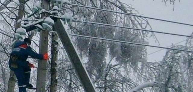 Сильними снігопадами, які пройшли вночі на Закарпатті, завдано значної шкоди електромережам регіону.