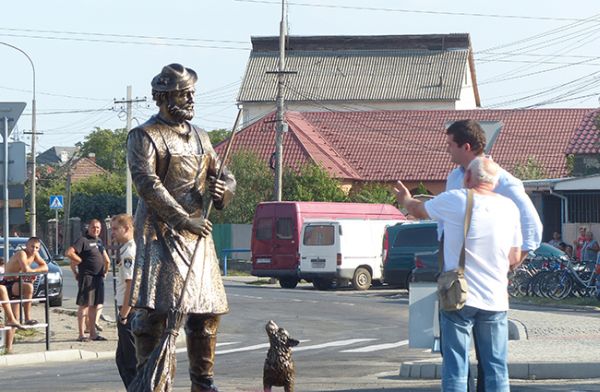 Памятник, который расколол Мукачево пополам: увековечен в металле стереотип о ромов