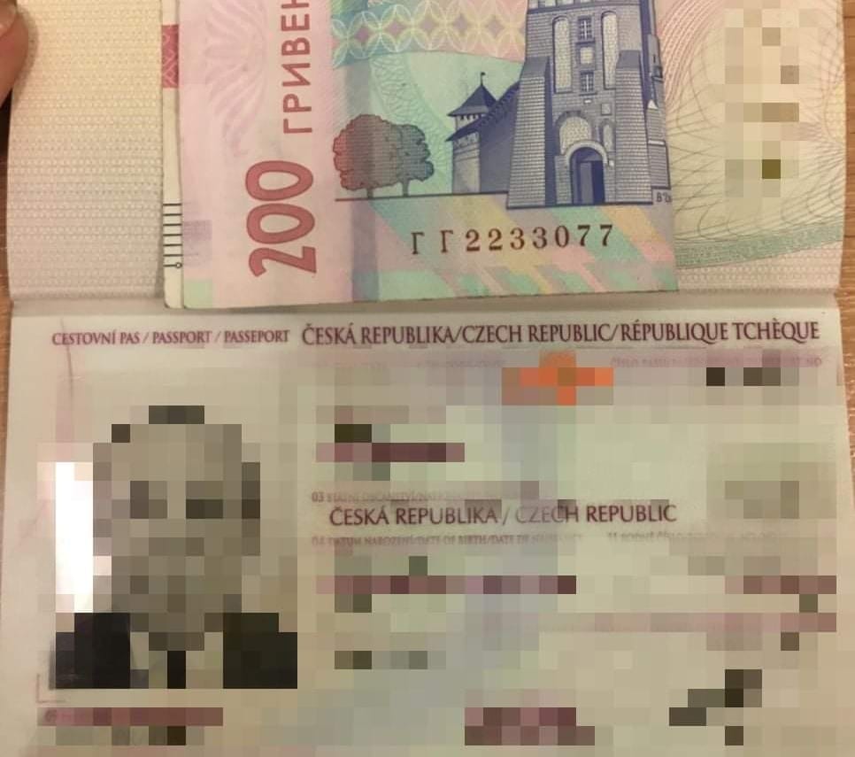 Взятки и поддельные справки: криминальные «уловки», к которым прибегают иностранцы, направляясь в Украину