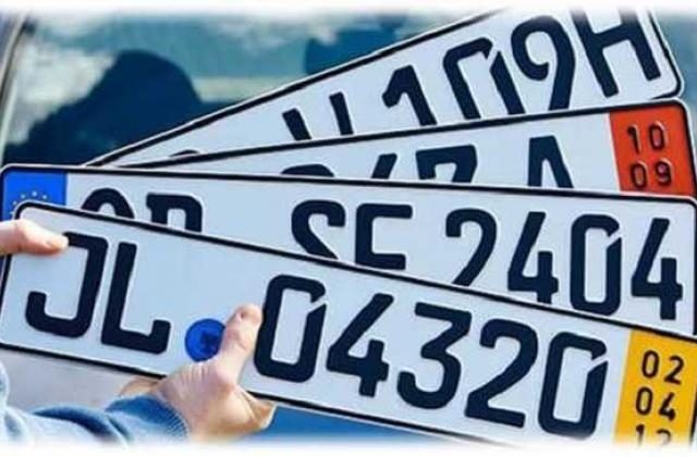 На Закарпатській митниці ДФС продовжують розмитнювати авто з іноземною реєстрацією, а також інформують громадян про нюанси та особливості цієї процедури. 